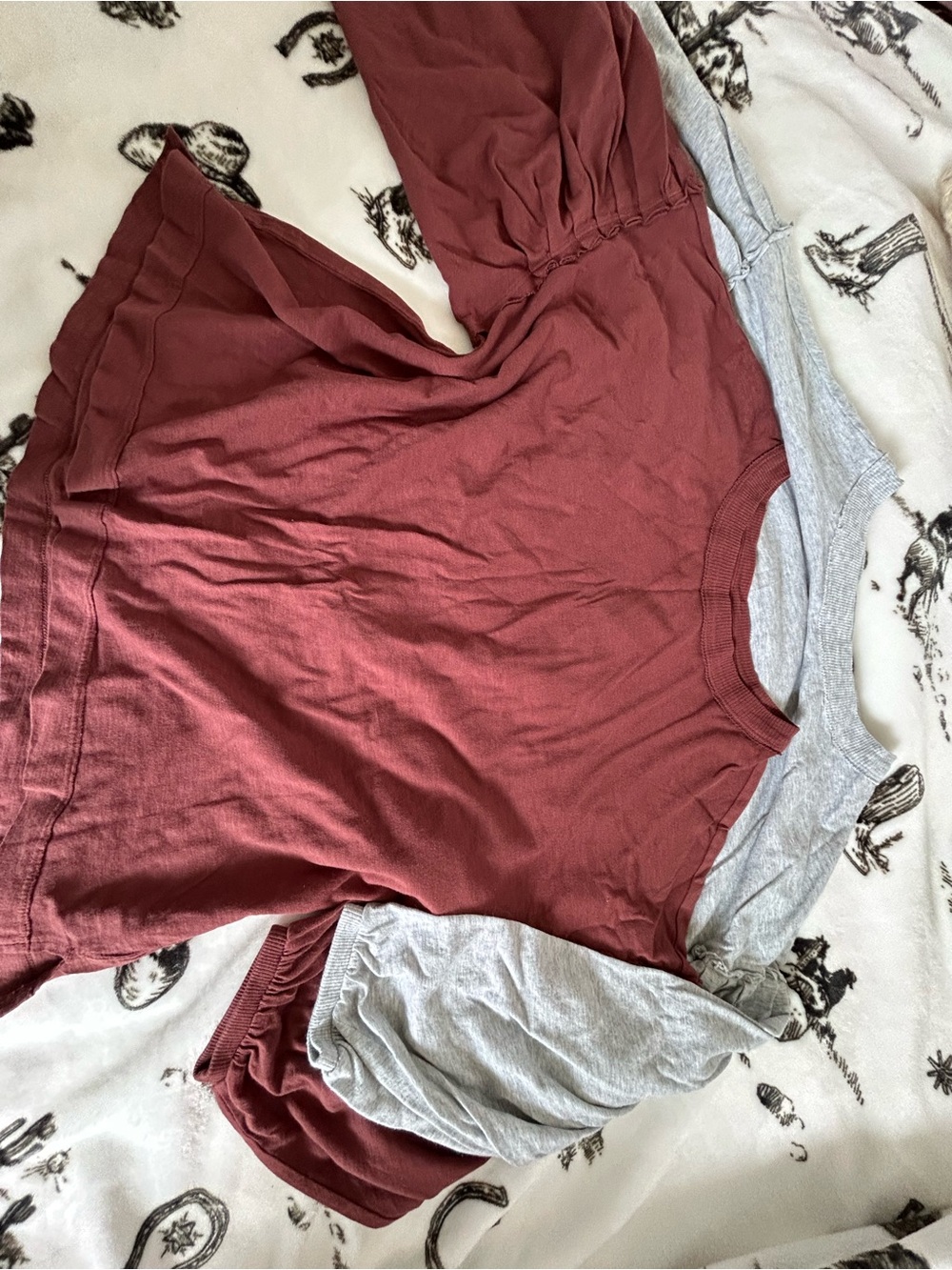 ✨BUNDLE✨ Aerie Raglan Sleeve Two-Tone Top in Burgundy and Heather Gray